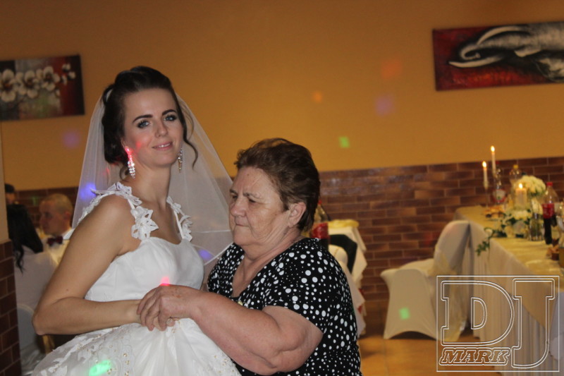 Svadobná zábava graduje